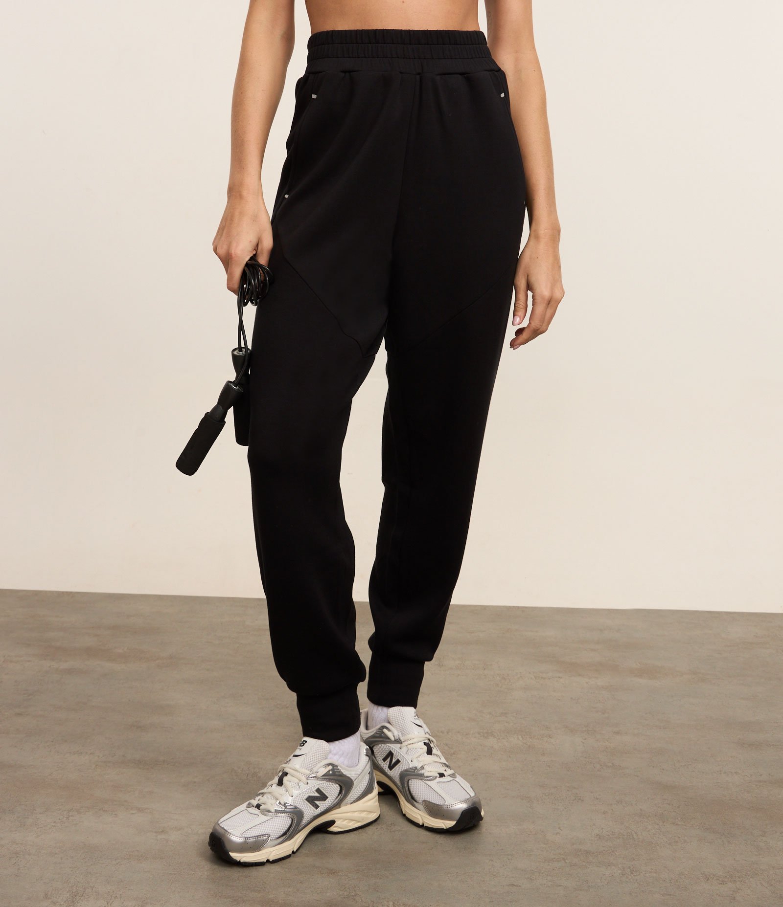 Calça Jogger Esportiva em Microfibra Pesada com Bolsos Preto 2