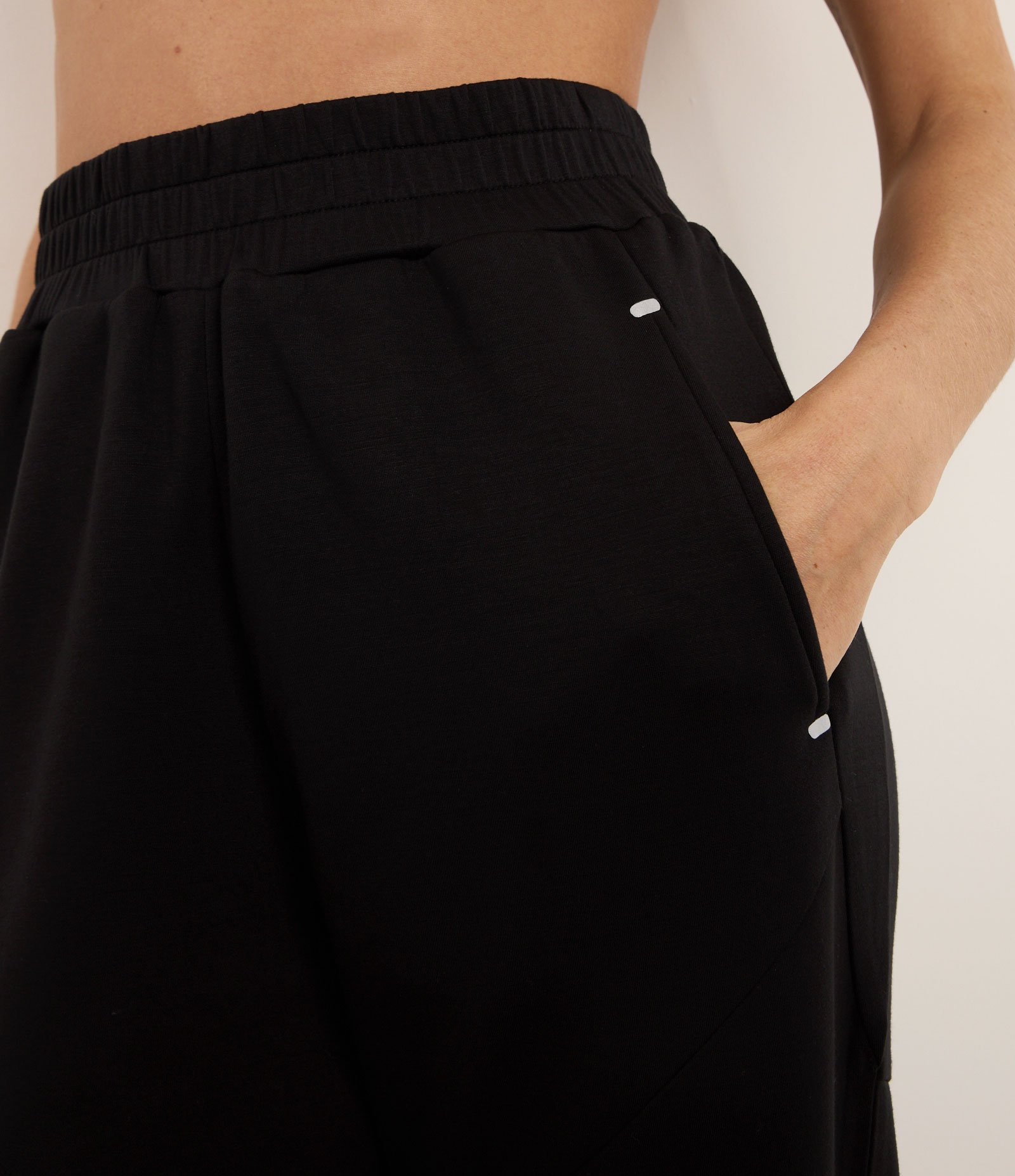 Calça Jogger Esportiva em Microfibra Pesada com Bolsos Preto 3