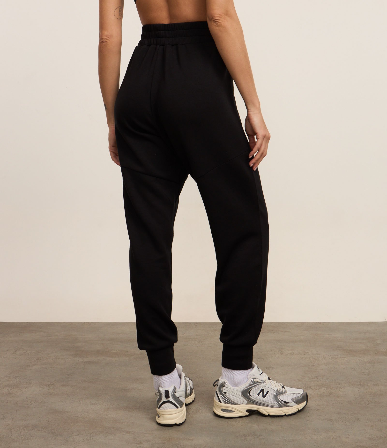 Calça Jogger Esportiva em Microfibra Pesada com Bolsos Preto 4