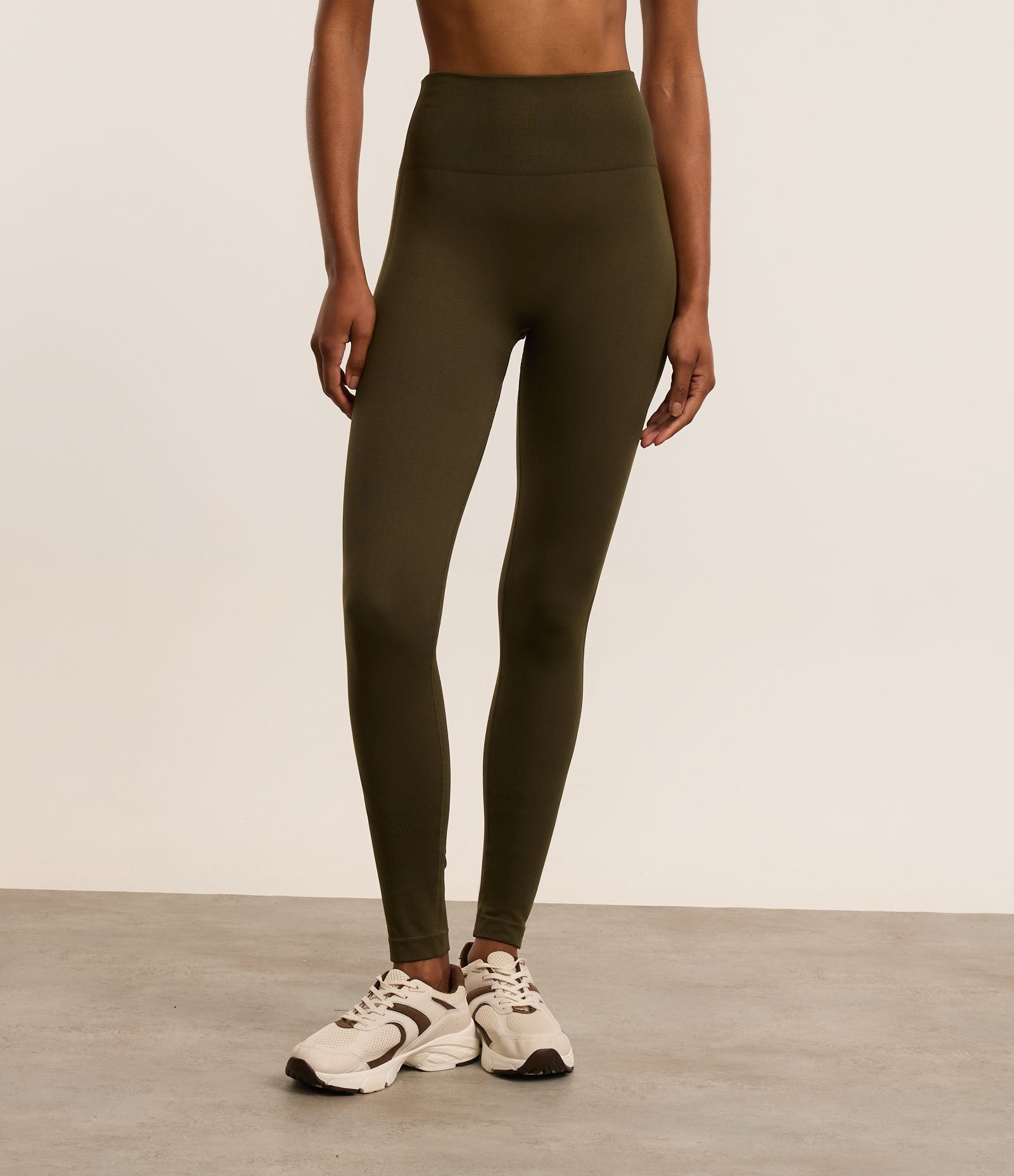 Calça Legging Esportiva Canelada em Ribana Seamless Verde Oliva 2