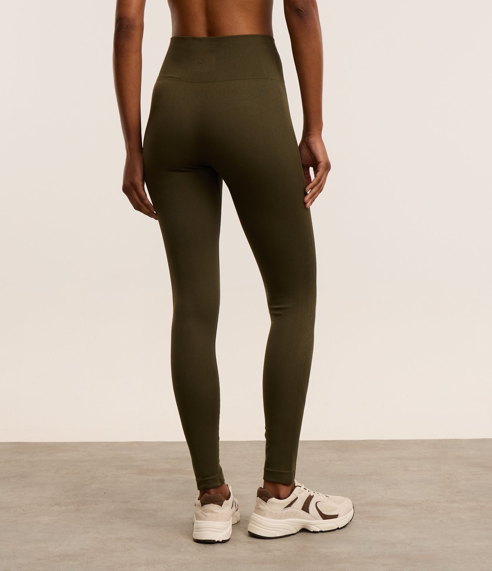 Calça Legging Esportiva Canelada em Ribana Seamless Verde Oliva 4