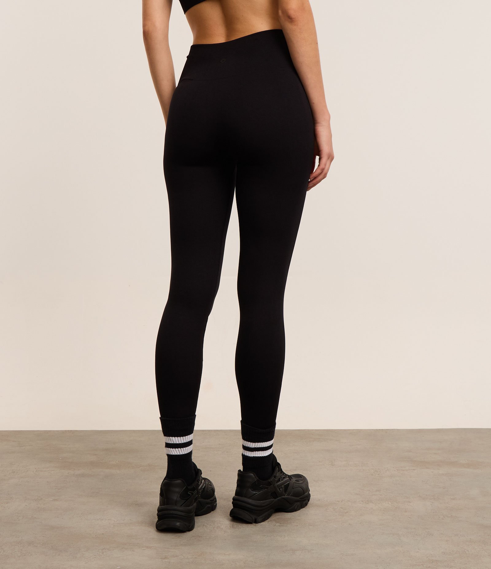 Calça Legging Esportiva Canelado em Ribana Seamless Preto 4