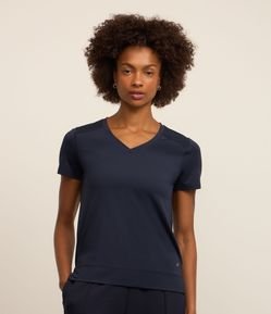 Camiseta Esportiva em Microfibra Furadinha Decote V