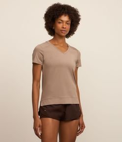 Camiseta Esportiva em Microfibra Furadinha Decote V