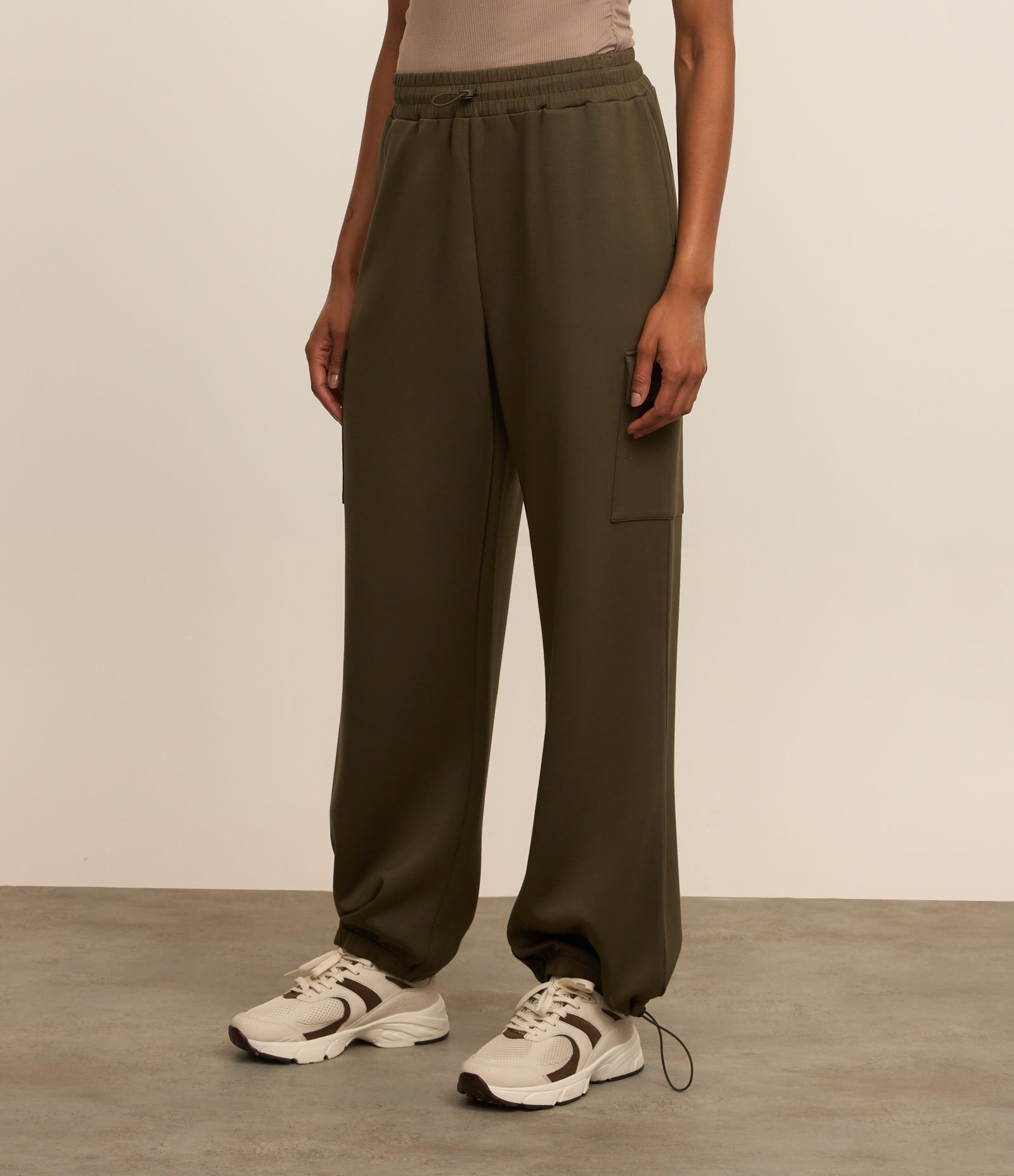 Calça Esportiva em Microfibra Pesada com Bolso Cargo e Ajuste na Barra 2