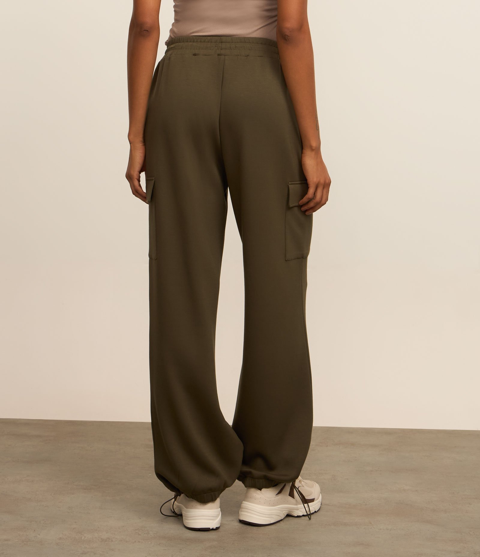 Calça Esportiva em Microfibra Pesada com Bolso Cargo e Ajuste na Barra 3