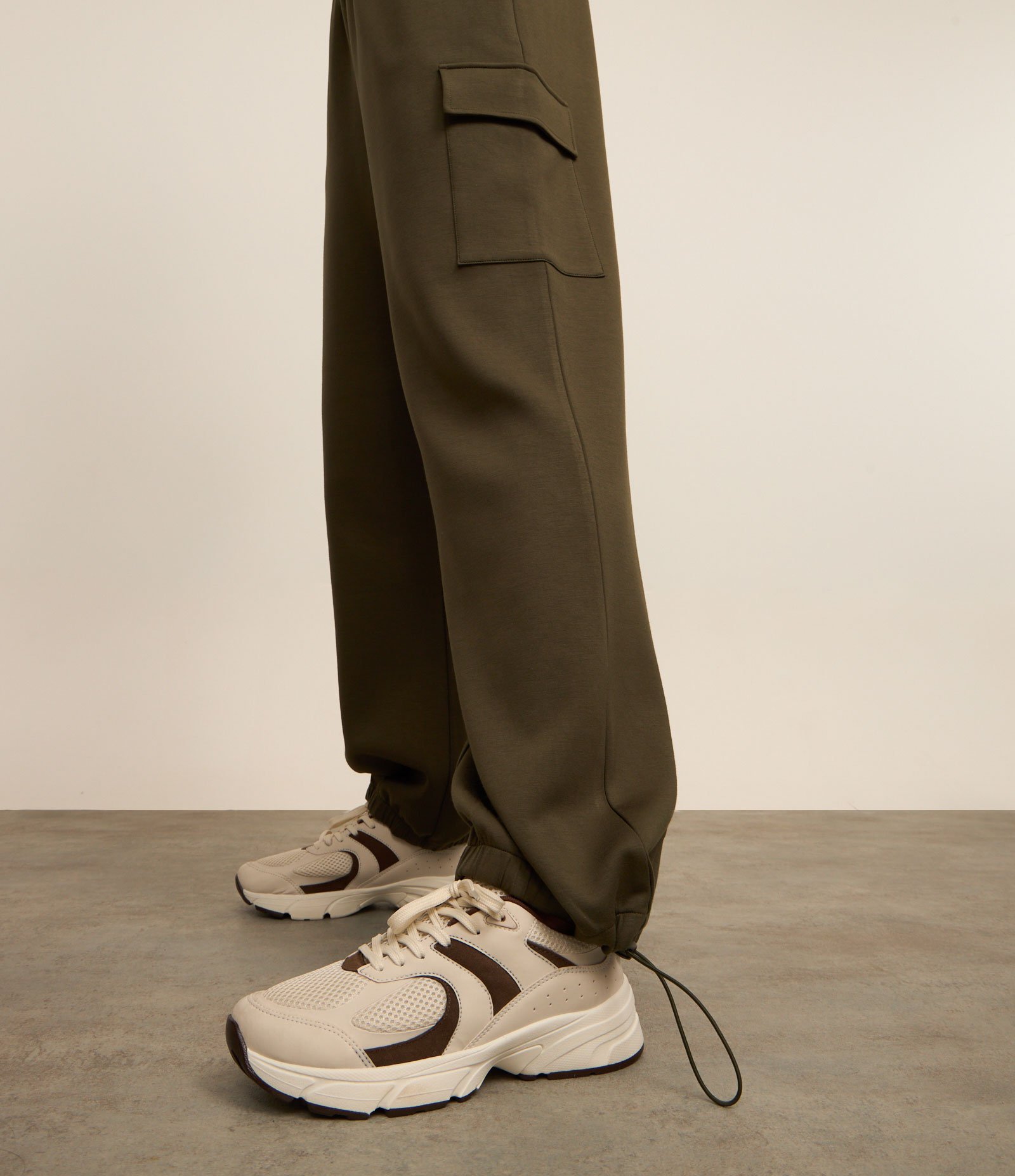 Calça Esportiva em Microfibra Pesada com Bolso Cargo e Ajuste na Barra 5