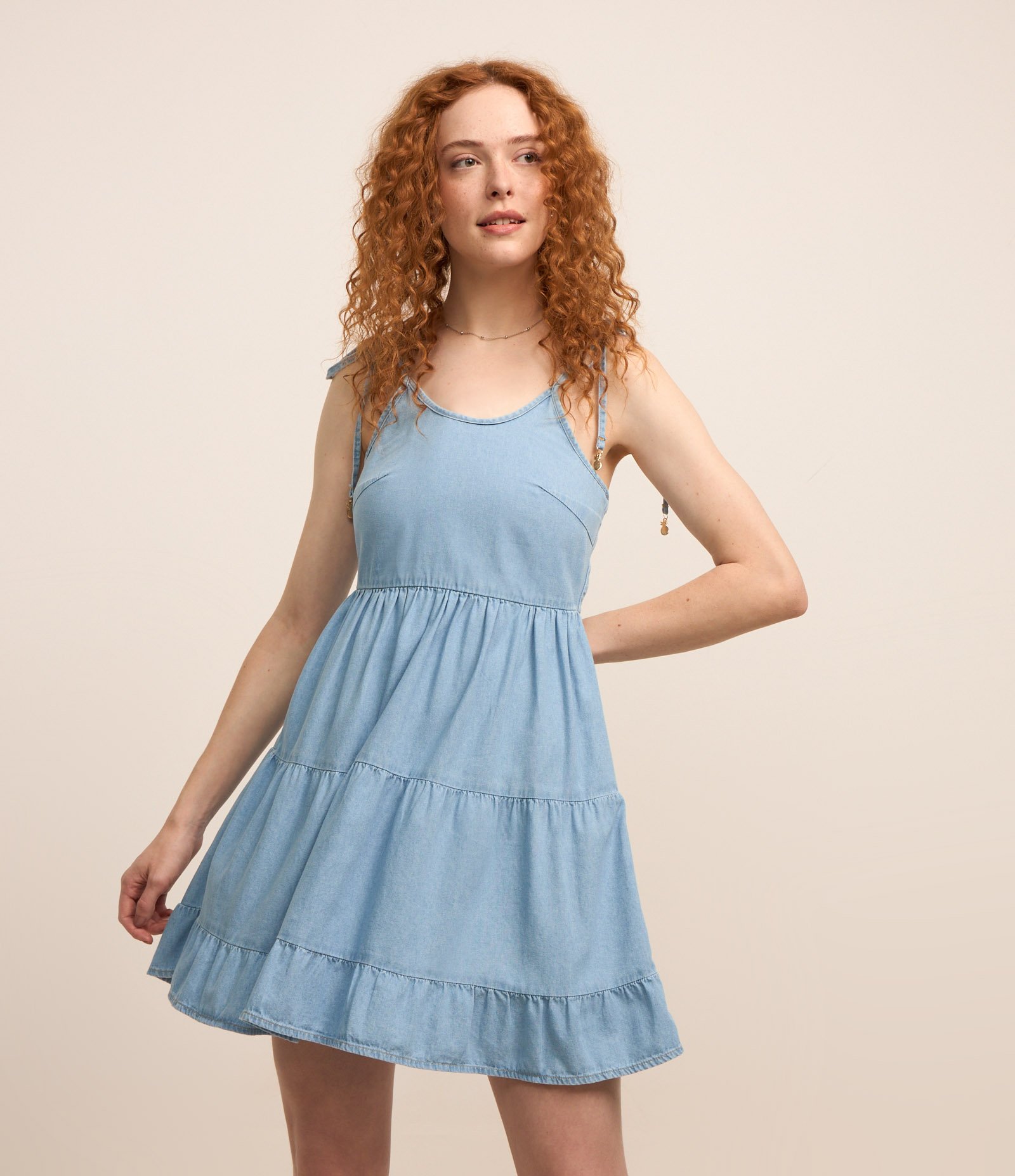 Vestido Curto em Jeans com Amarração nas Alças e Babados Azul 1