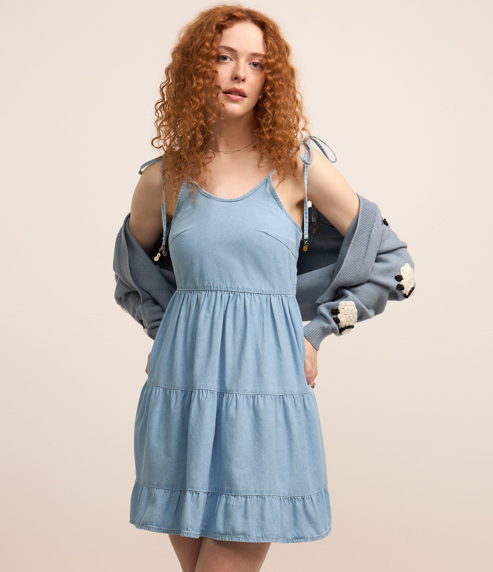 Vestido Curto em Jeans com Amarração nas Alças e Babados Azul 3