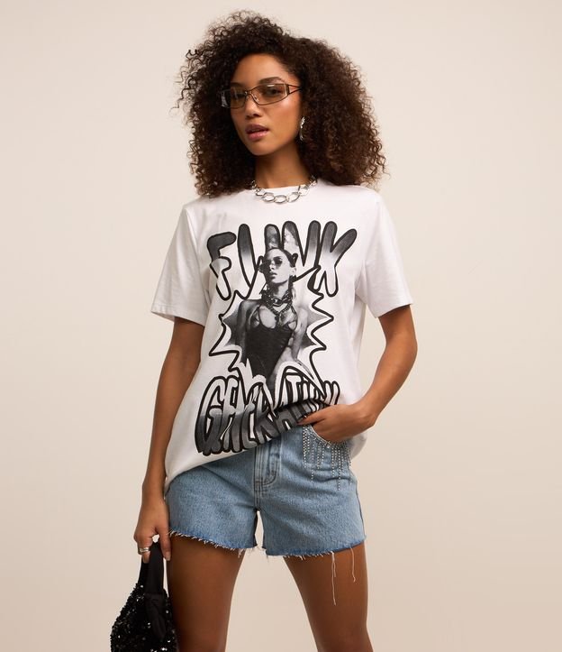 Short Slim em Jeans com Aplicação de Franjas de Strass nos Bolsos