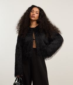 Casaco Curto em Pelo Artificial Texturizado com Ganchos Frontais