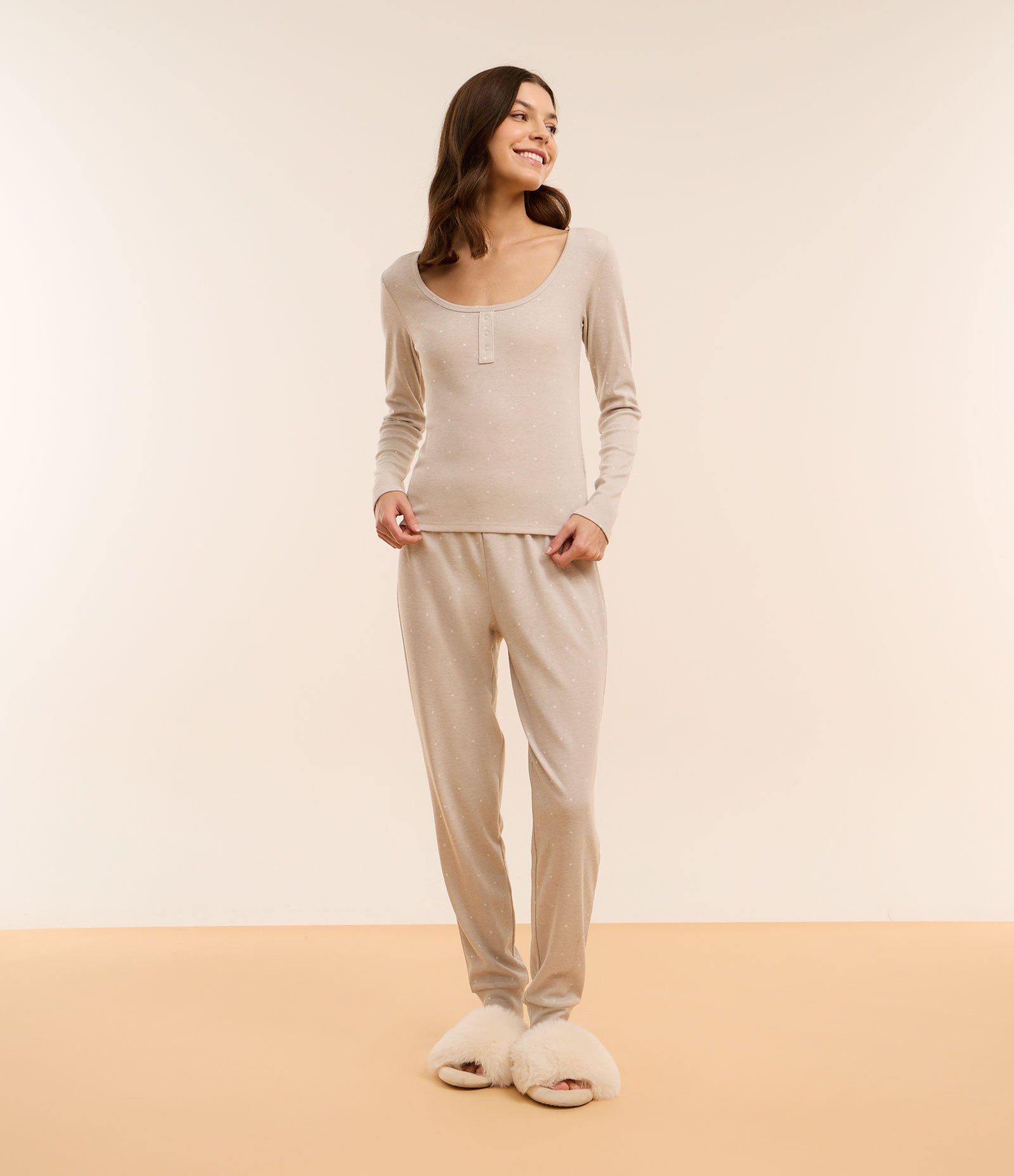 Pijama Longo em Ribana com Estampa Poá Cinza 1