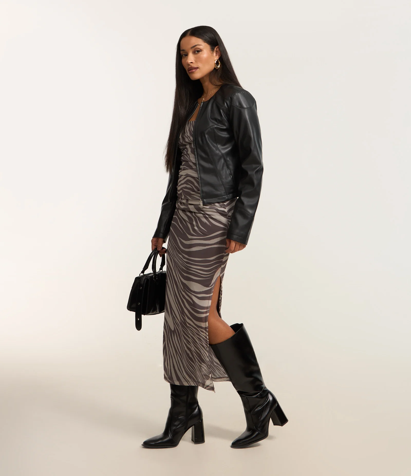 Jaqueta em PU com Recortes e Bolsos Frontais Preto 2