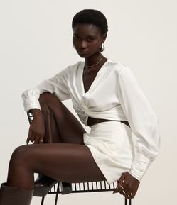 Blusa Cropped Acetinada com Nó Frontal e Punhos Drapeados