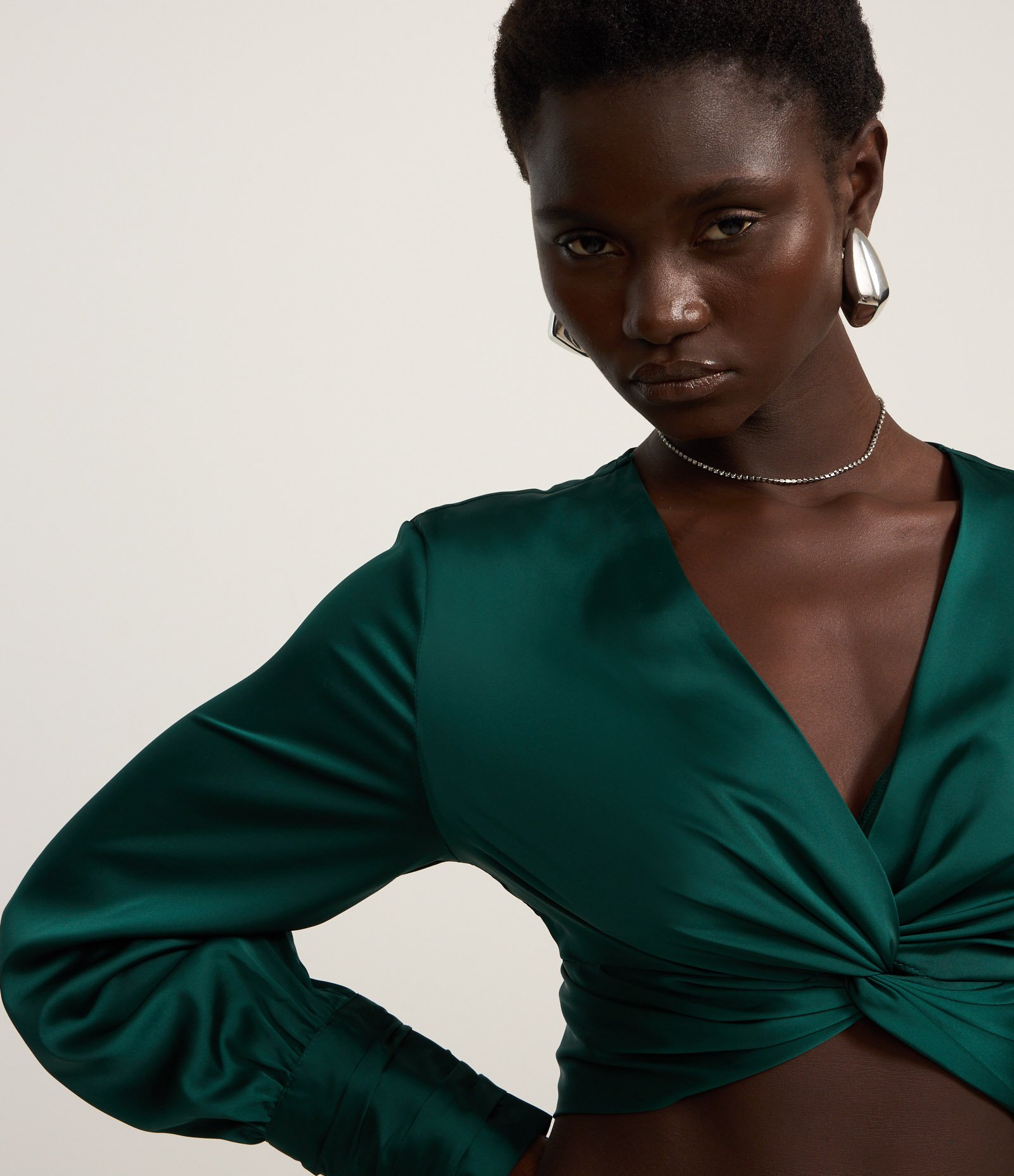 Blusa Cropped Acetinada com Nó Frontal e Punhos Drapeados Verde 1