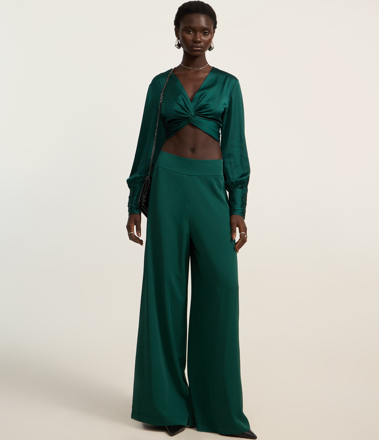 Blusa Cropped Acetinada com Nó Frontal e Punhos Drapeados Verde 2