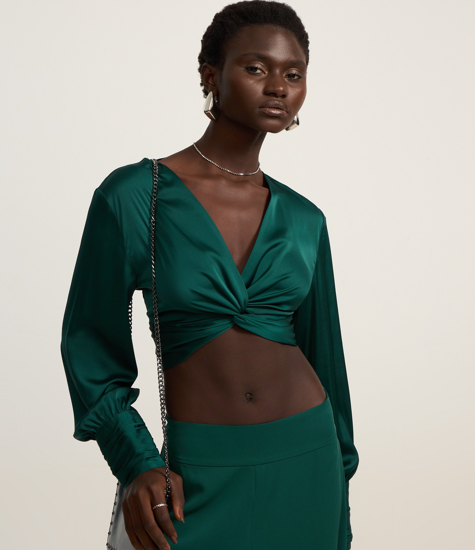 Blusa Cropped Acetinada com Nó Frontal e Punhos Drapeados Verde 3