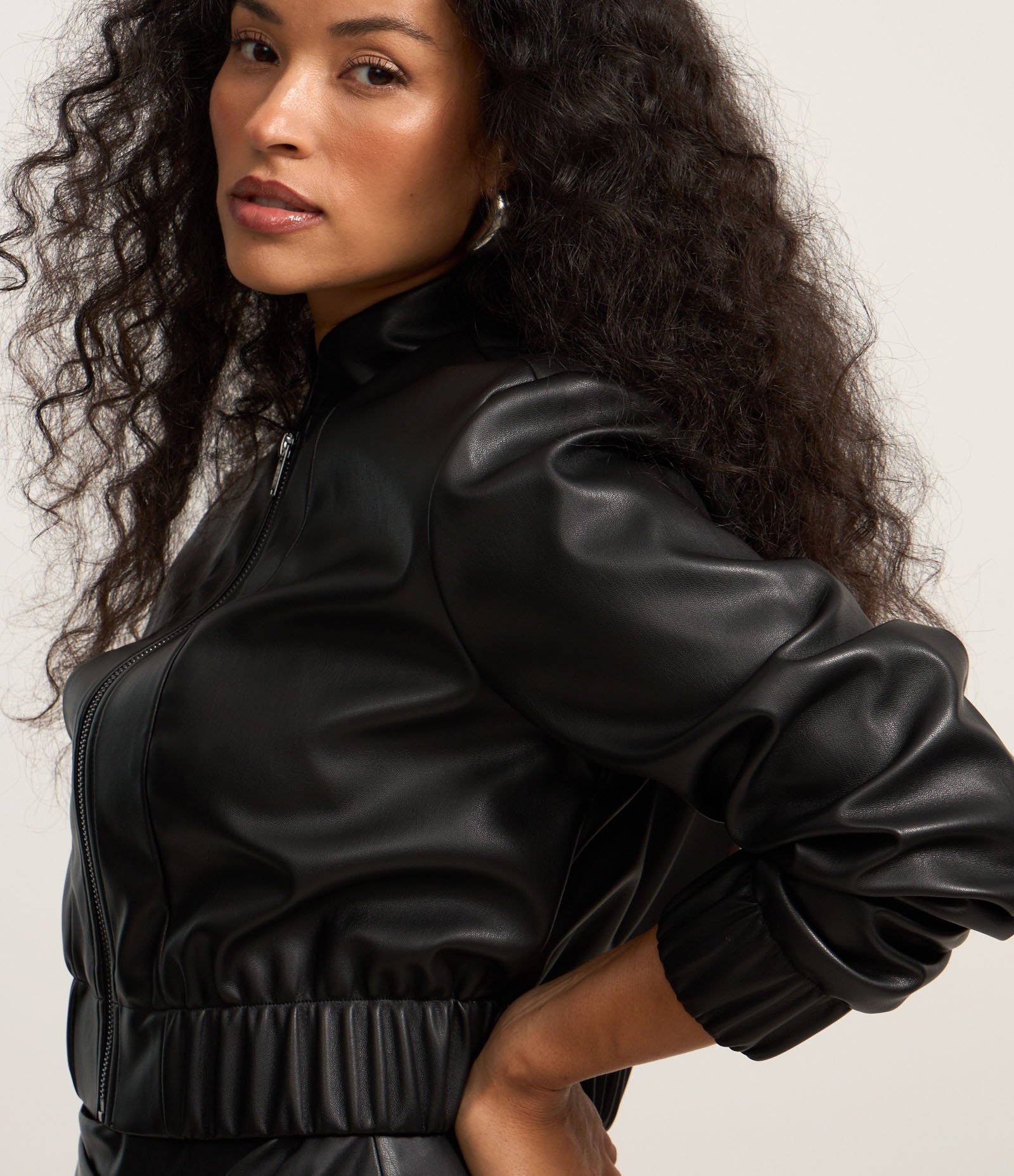 Jaqueta Bomber em PU com Recortes e Zíper Frontal Preto 3