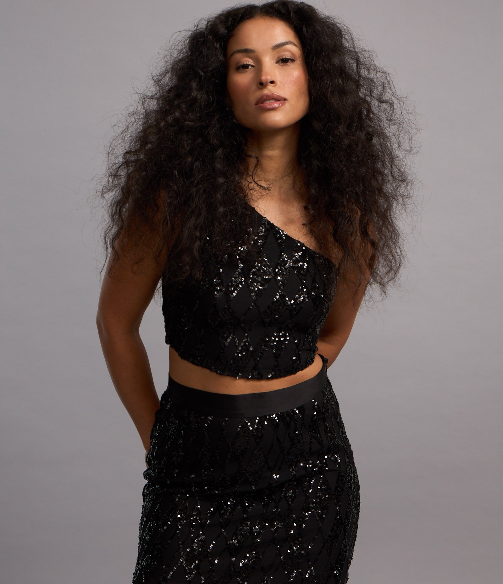 Blusa Cropped em Paetê Geométrico com Ombro Só Preto 4