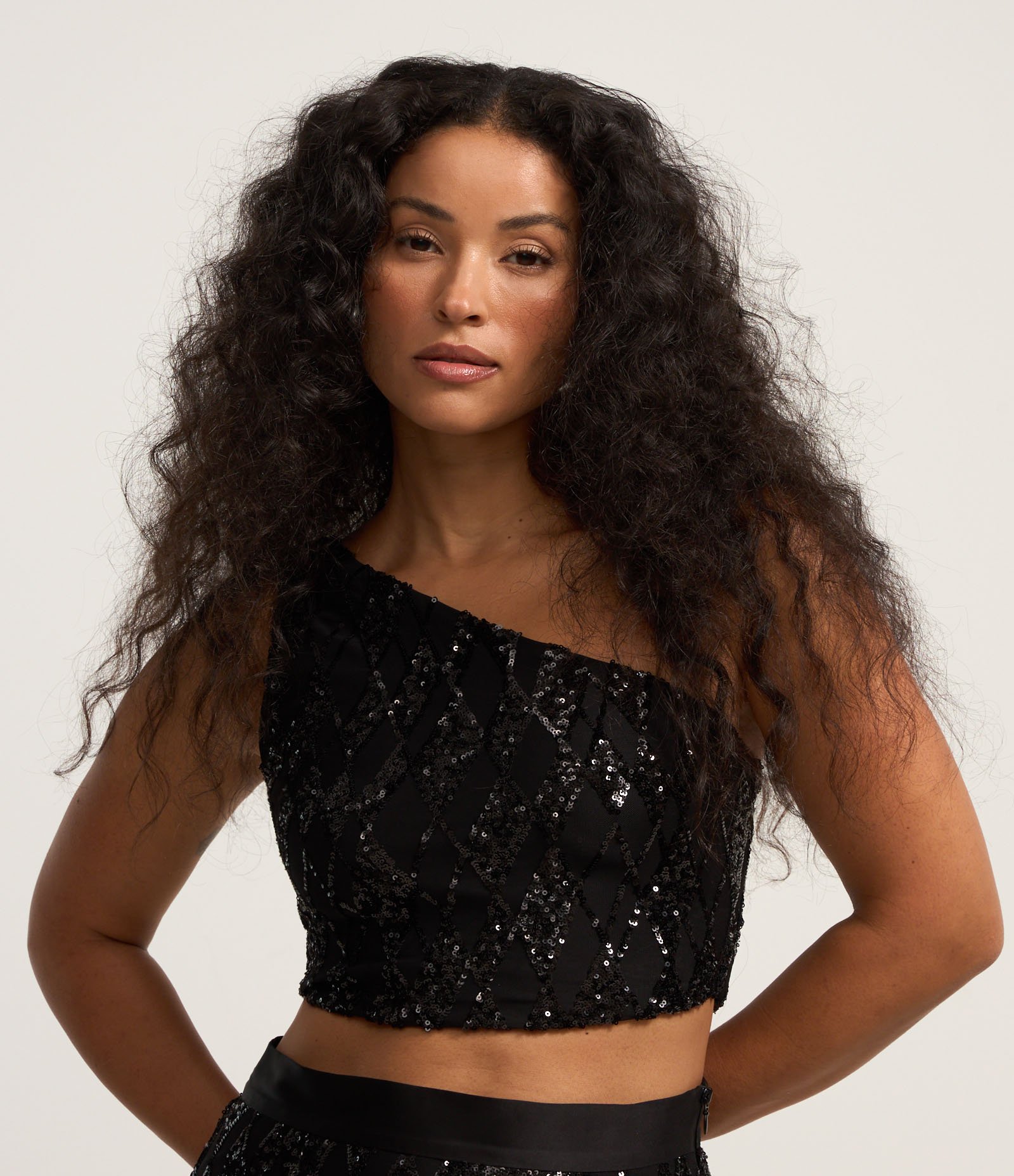 Blusa Cropped em Paetê Geométrico com Ombro Só Preto 1