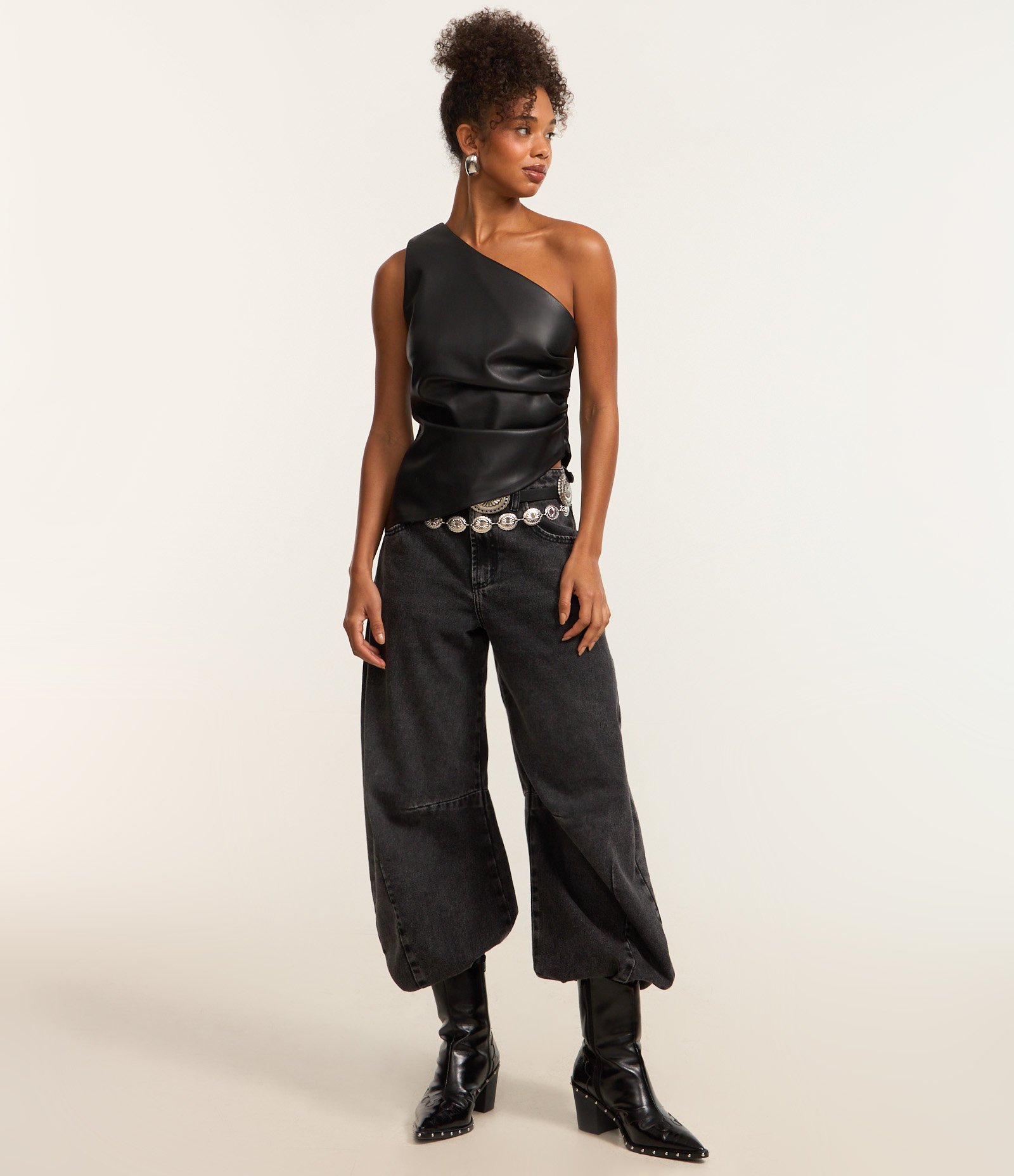 Blusa Ombro Só em PU com Franzidos Laterais Preto 2