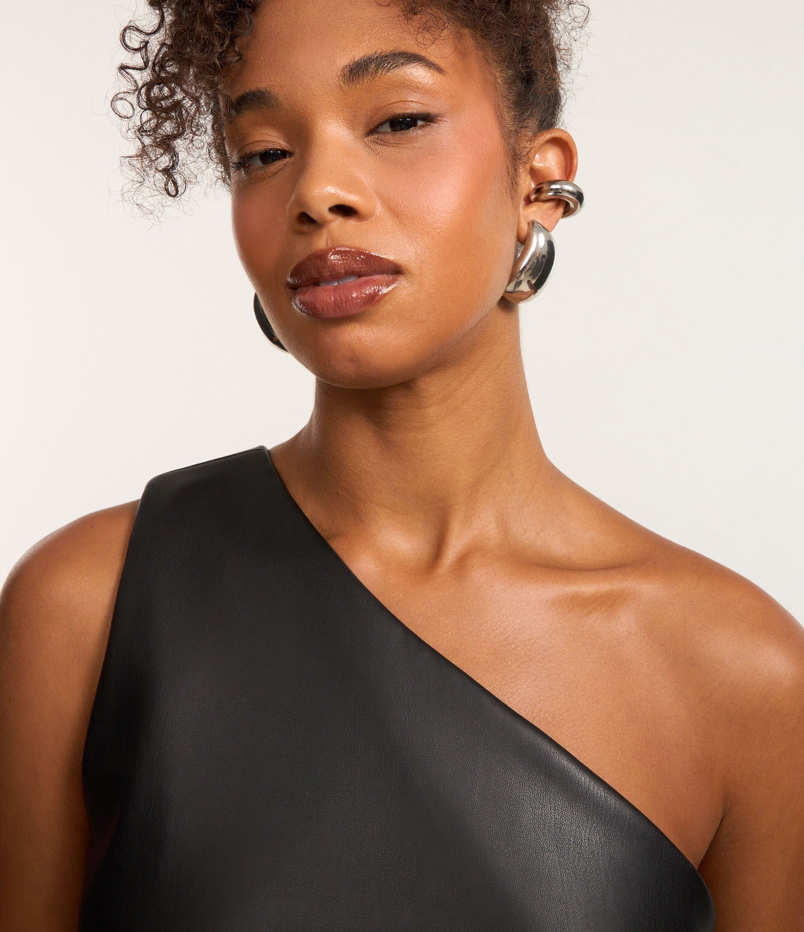 Blusa Ombro Só em PU com Franzidos Laterais Preto 3