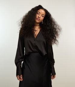 Blusa Acetinada com Botões Frontais Forrados