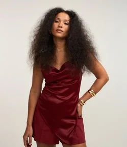 Blusa de Alça Acetinada com Decote Degagê