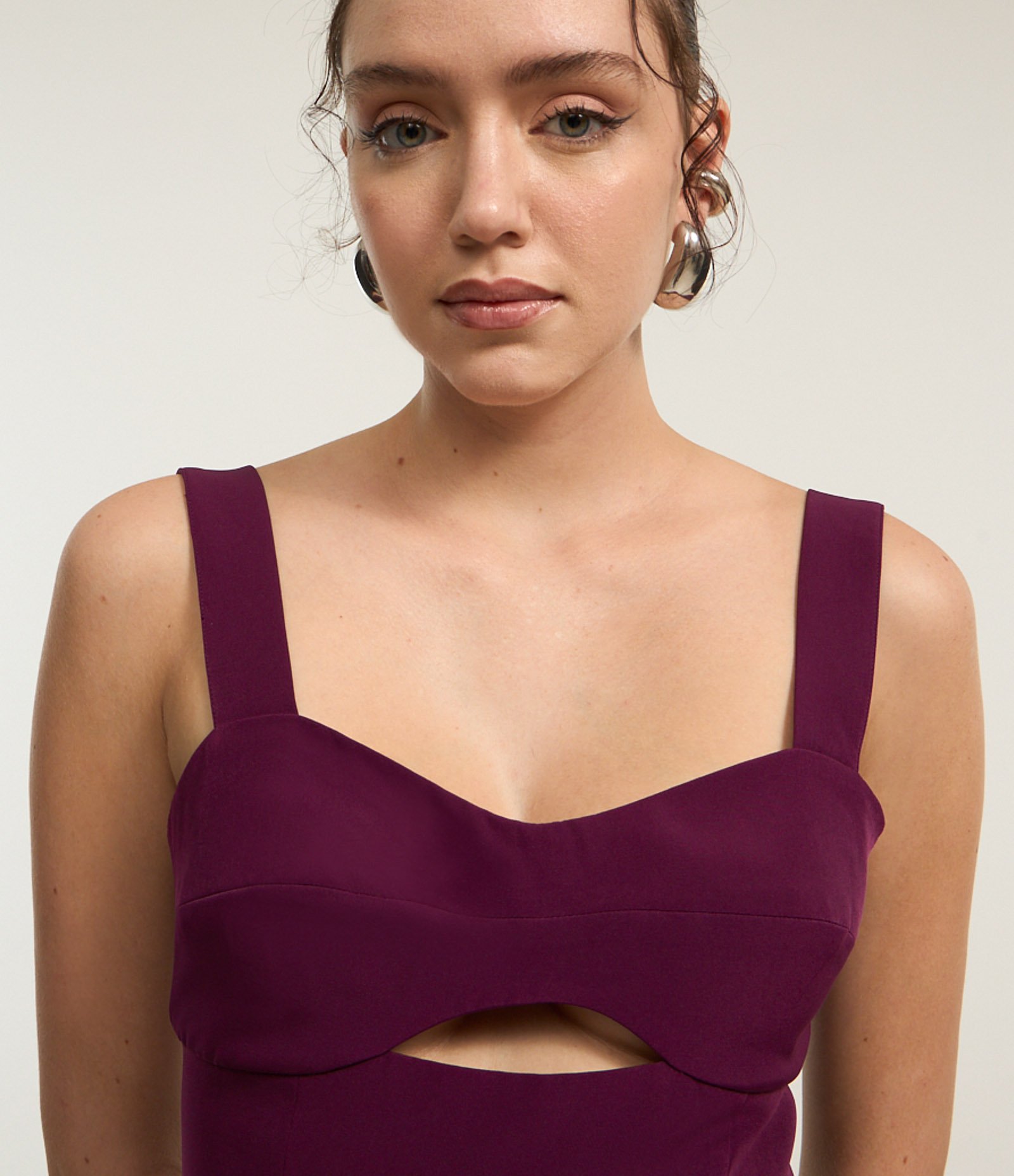 Blusa em Alfaiataria com Recorte Vazado Bordô 3