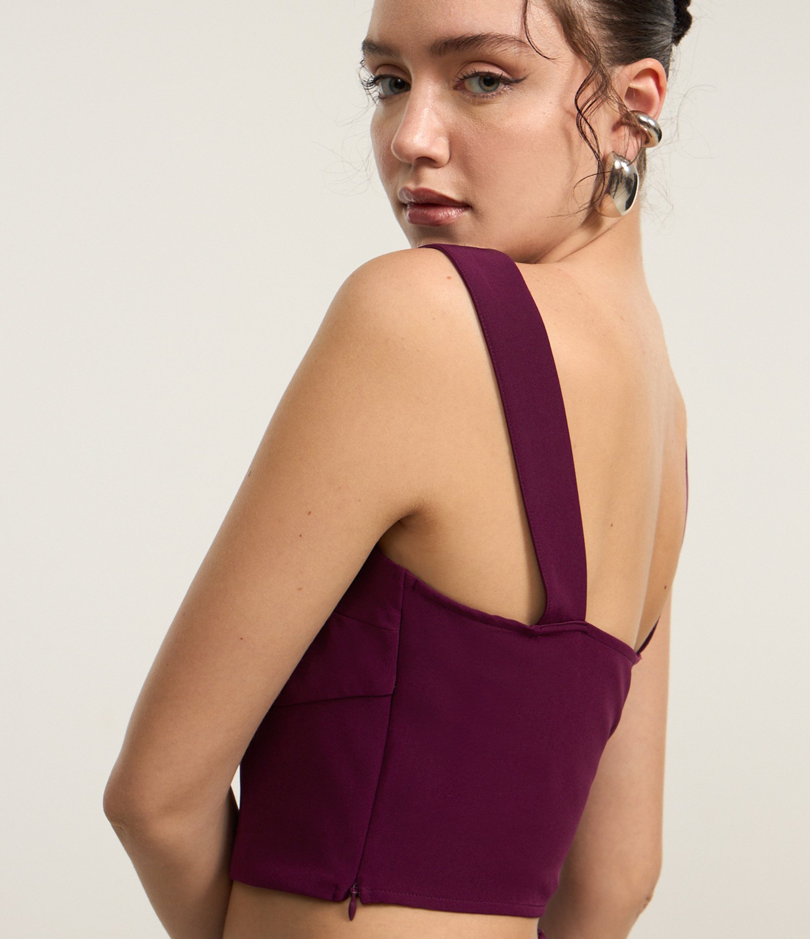 Blusa em Alfaiataria com Recorte Vazado Bordô 4