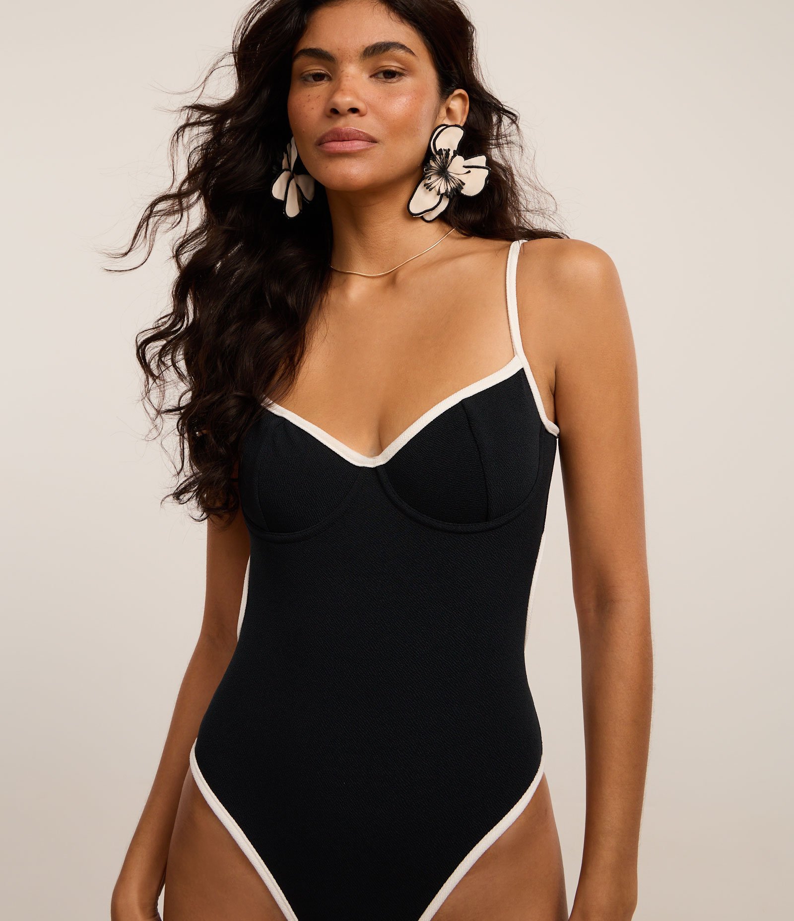 Maiô Meia Taça em Microfibra com Viés Contrastante Preto/Branco 2