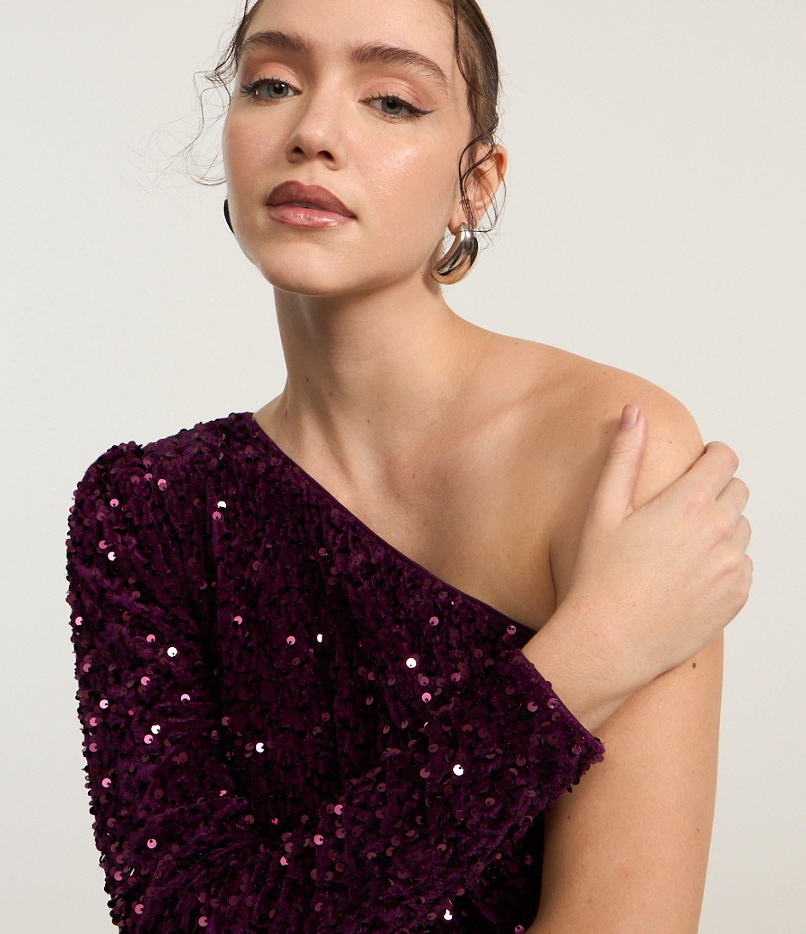 Vestido Curto Ombro Único com Paetês e Ombreira Roxo 3