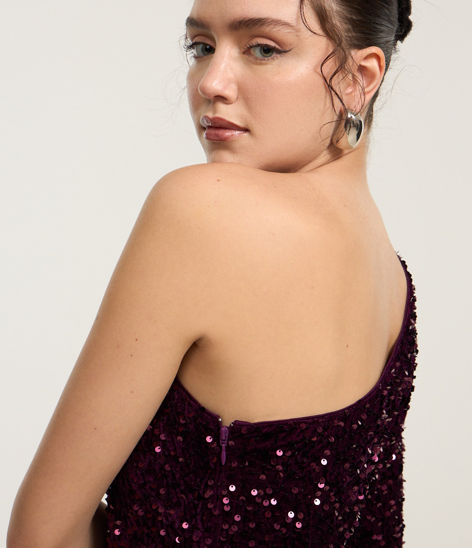 Vestido Curto Ombro Único com Paetês e Ombreira Roxo 4