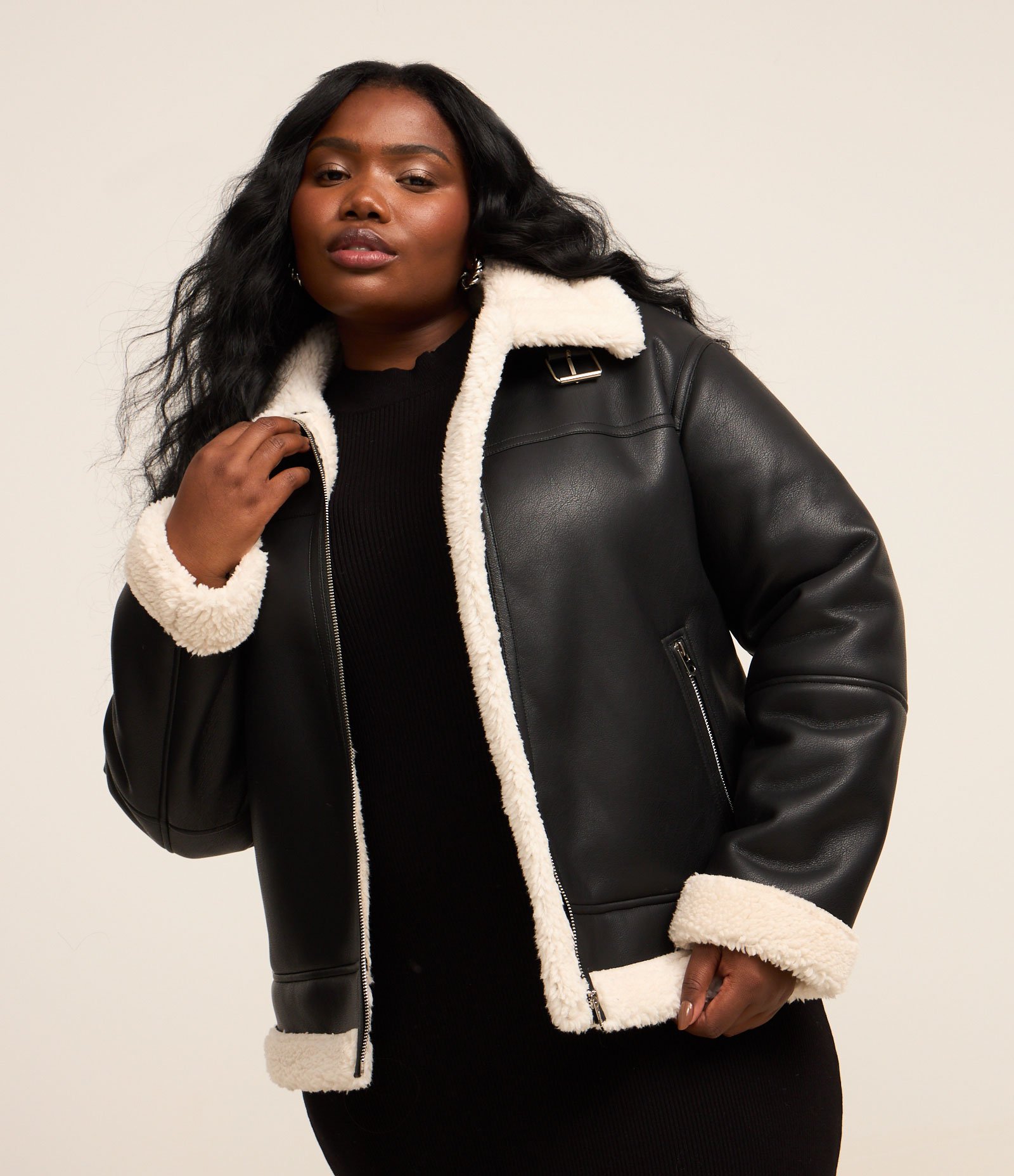 Jaqueta em Material Sintético com Pelos Curve & Plus Size Preto 1