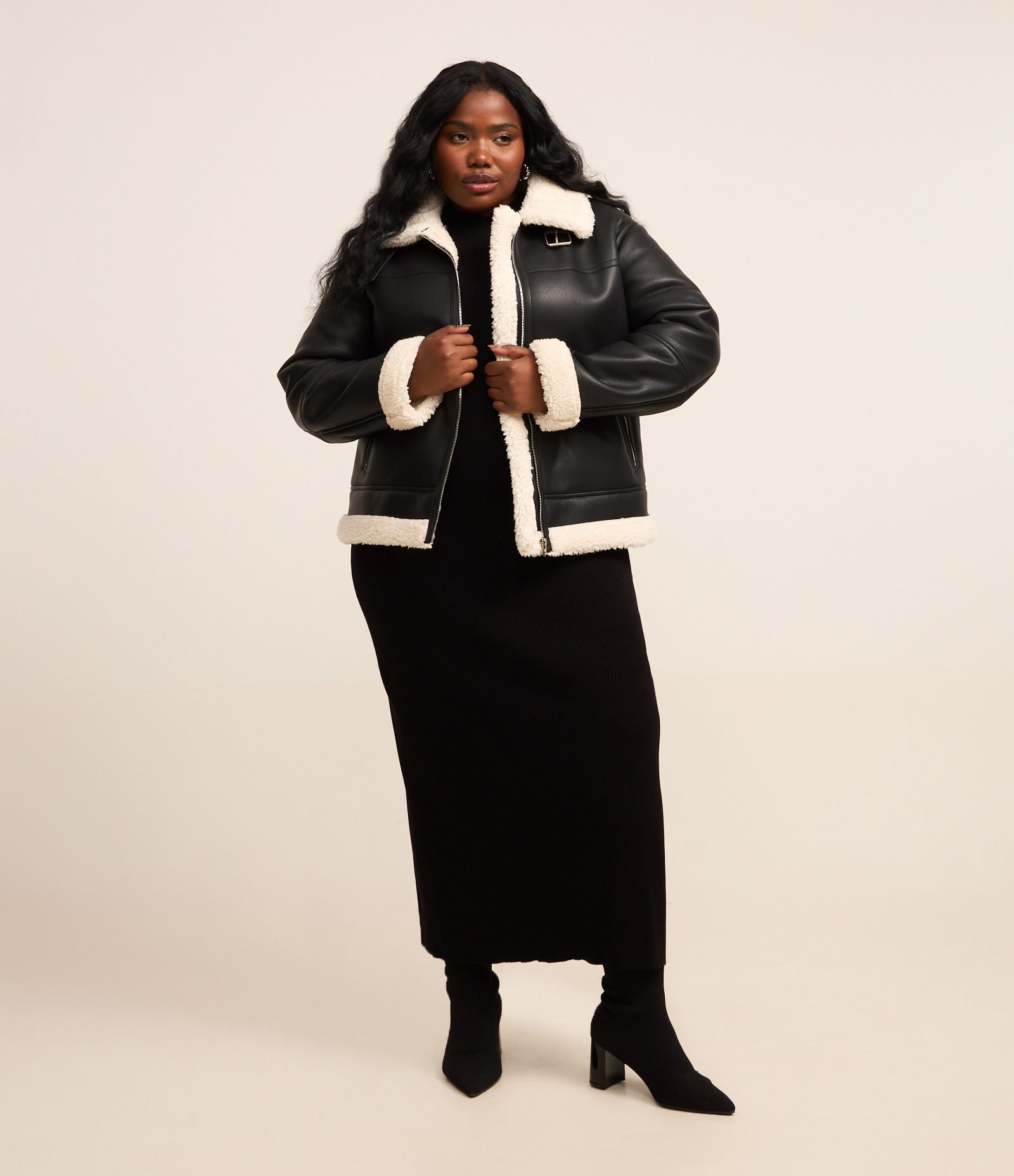 Jaqueta em Material Sintético com Pelos Curve & Plus Size Preto 2