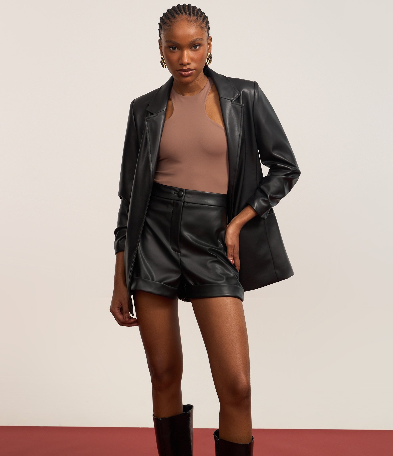 Short Curto em Material Sintético com Bainha Dobrada Preto 6