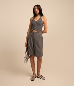 Bermuda Alongada em Alfaiataria com Pregas