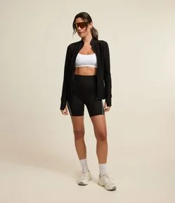 Bermuda Esportiva em Microfibra com Friso Contrastante e Bolso