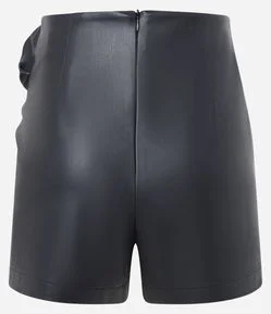 Short Saia em PU com Detalhe Frontal Torcido