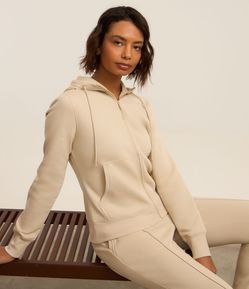 Jaqueta Esportiva em Mix de Tecidos com Capuz e Bolsos