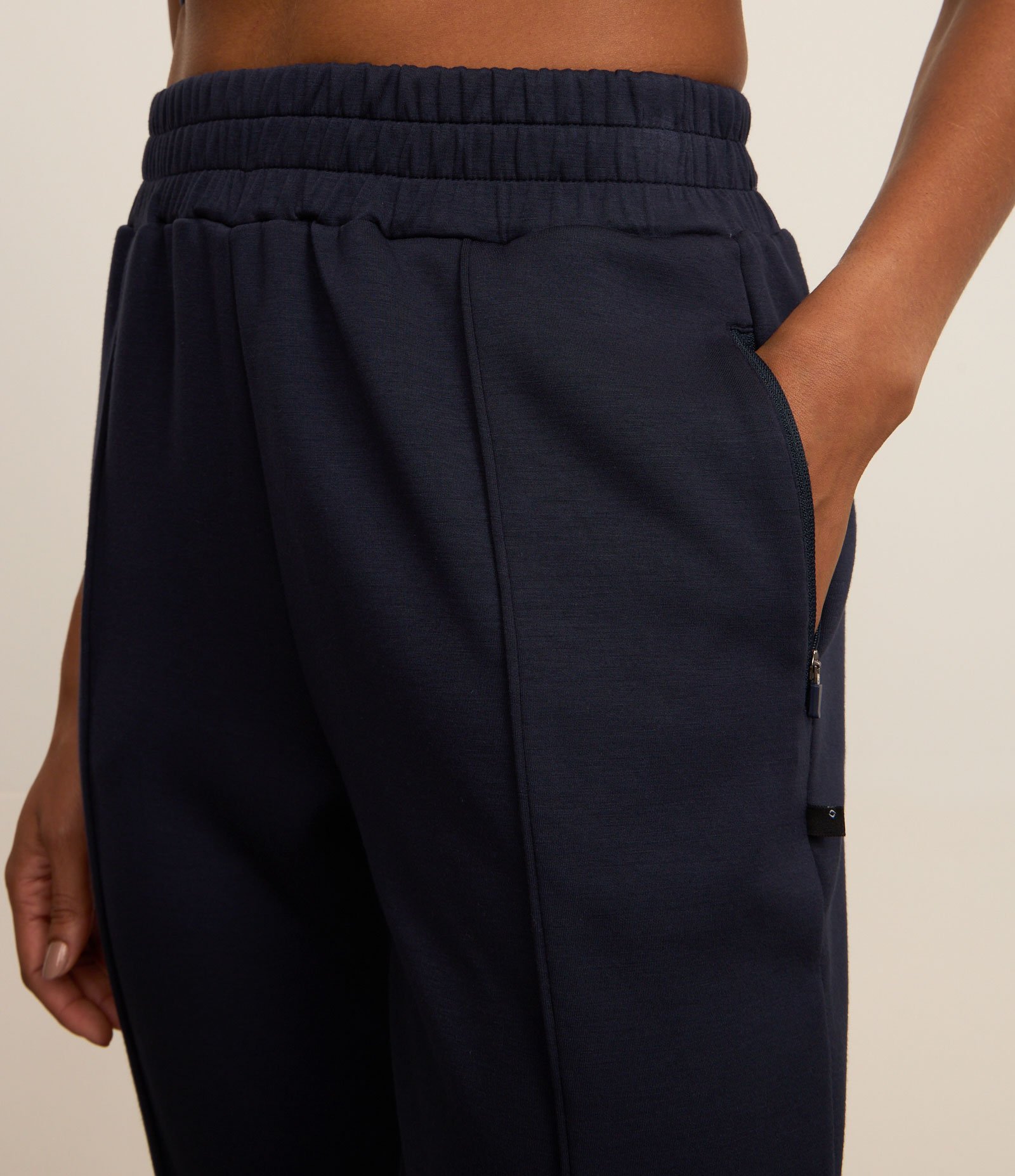 Calça Jogger em Microfibra Pesada com Frisos 4