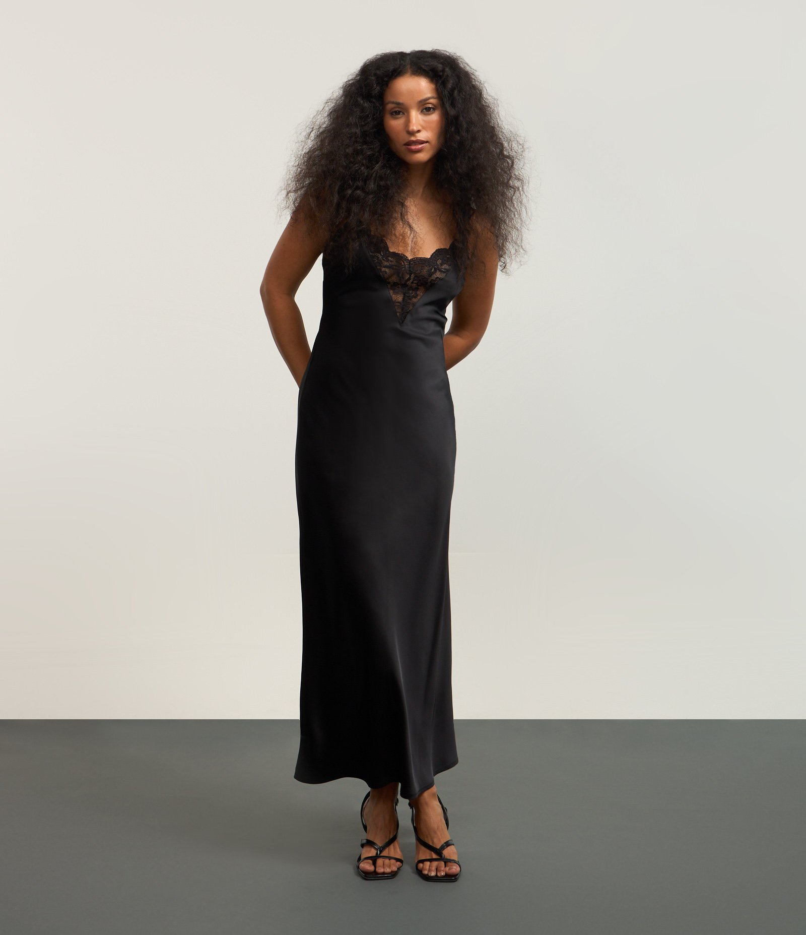 Vestido New Midi em Cetim com Detalhe em Renda no Busto Preto 4