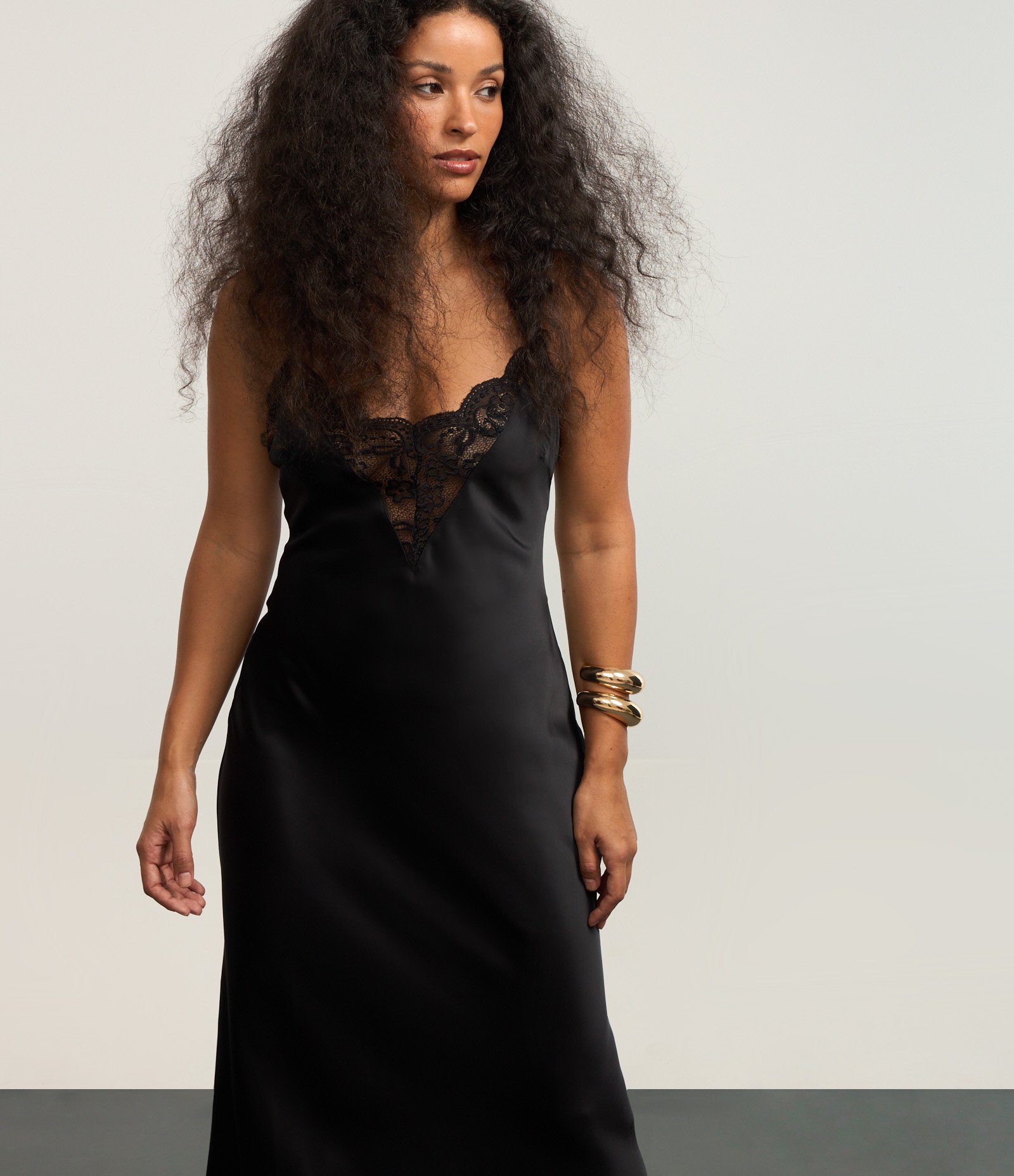 Vestido New Midi em Cetim com Detalhe em Renda no Busto Preto 5