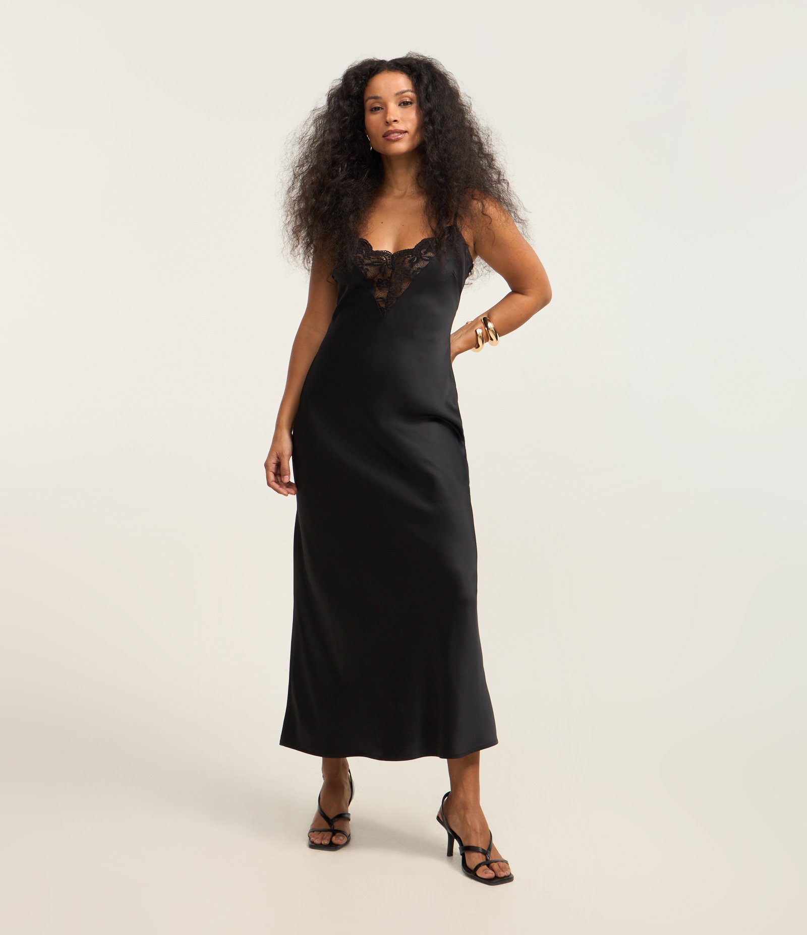 Vestido New Midi em Cetim com Detalhe em Renda no Busto Preto 1