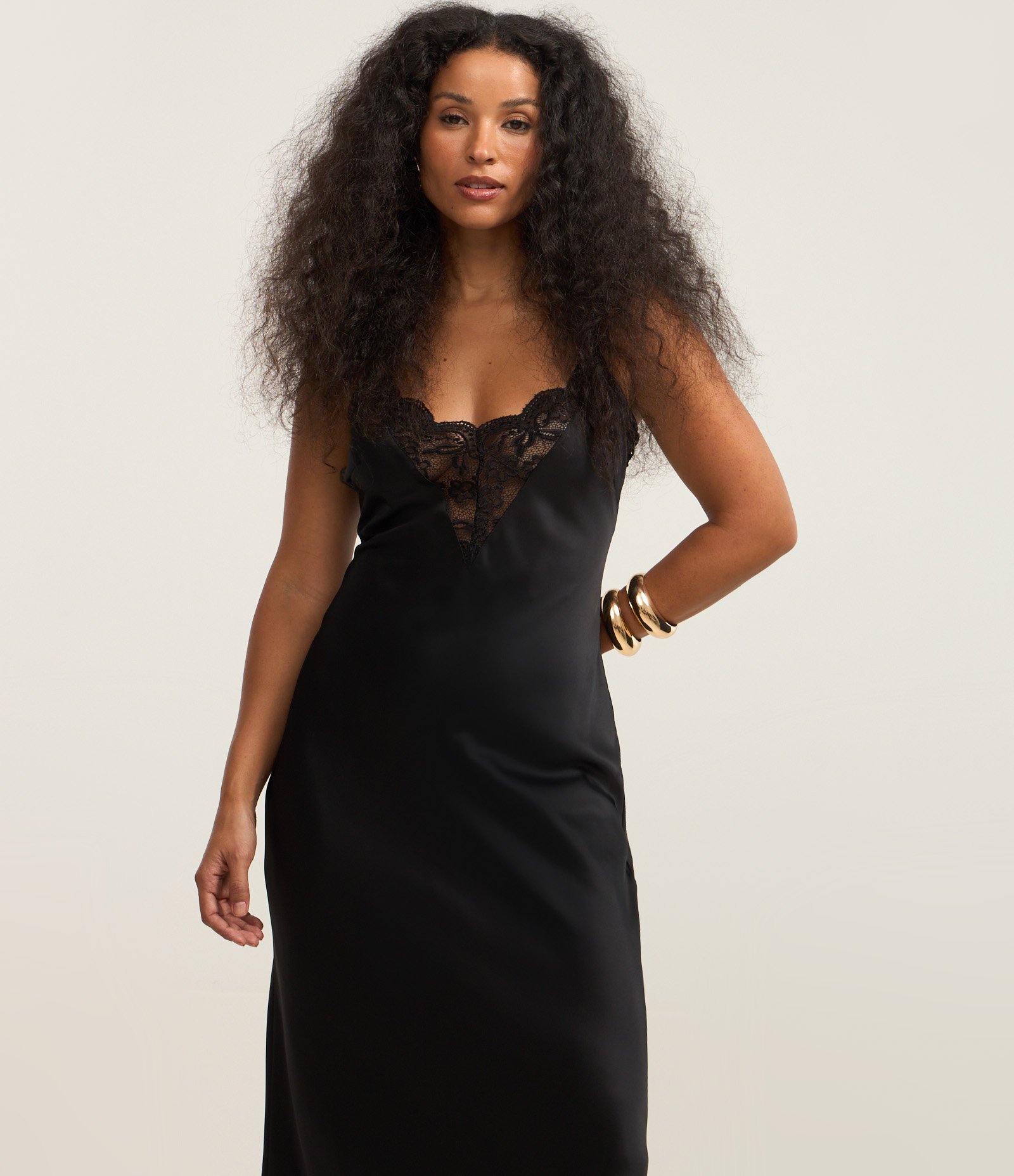Vestido New Midi em Cetim com Detalhe em Renda no Busto Preto 2
