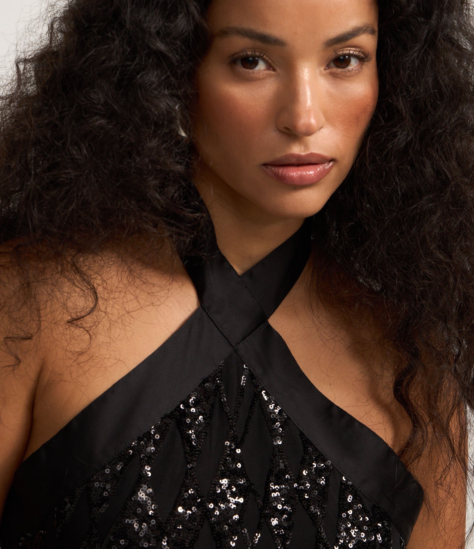 Vestido Curto com Paetês e Gola Halter Cruzada Preto 3