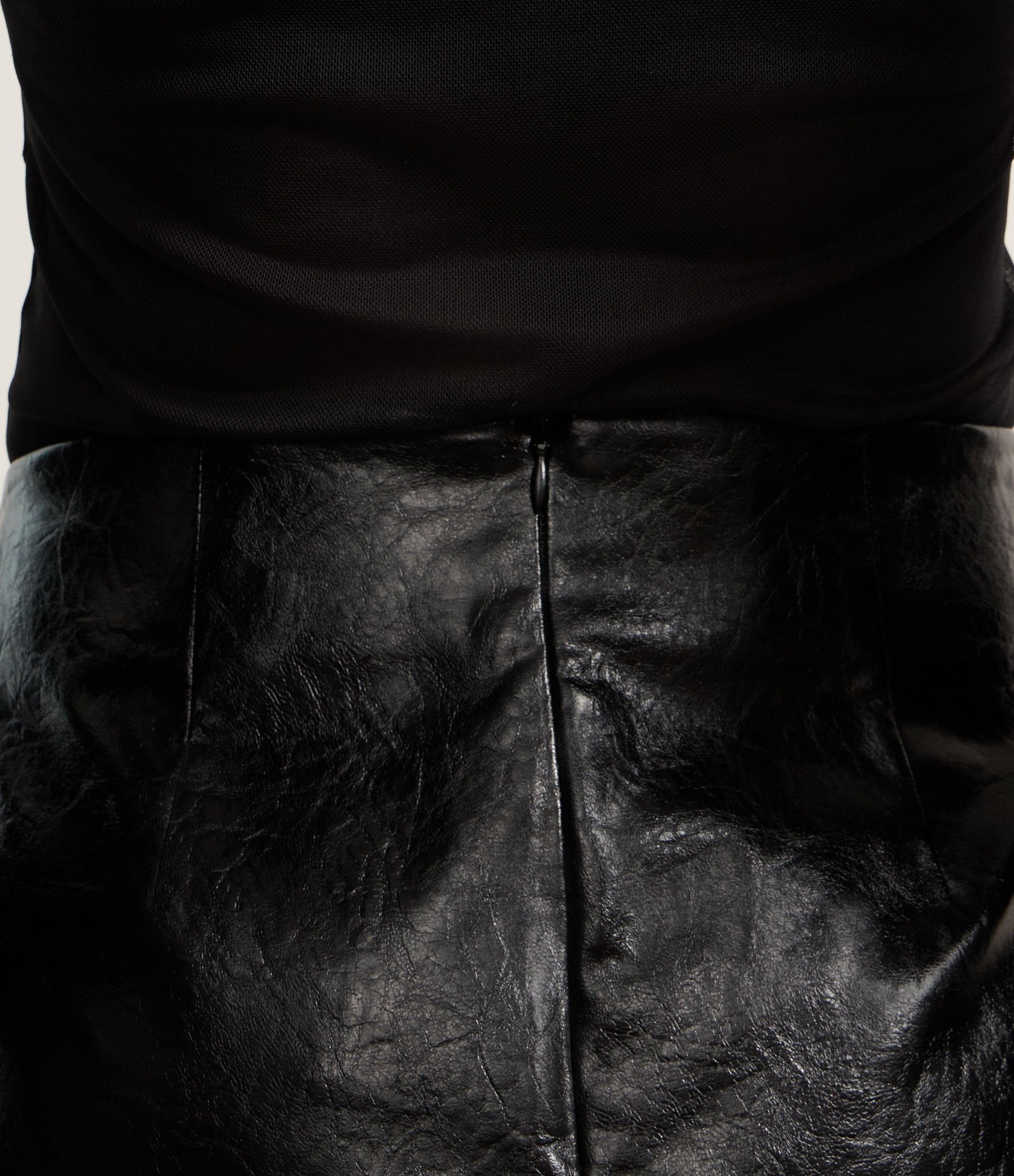 Saia Curta em PU com Textura e Zíper Preto 5