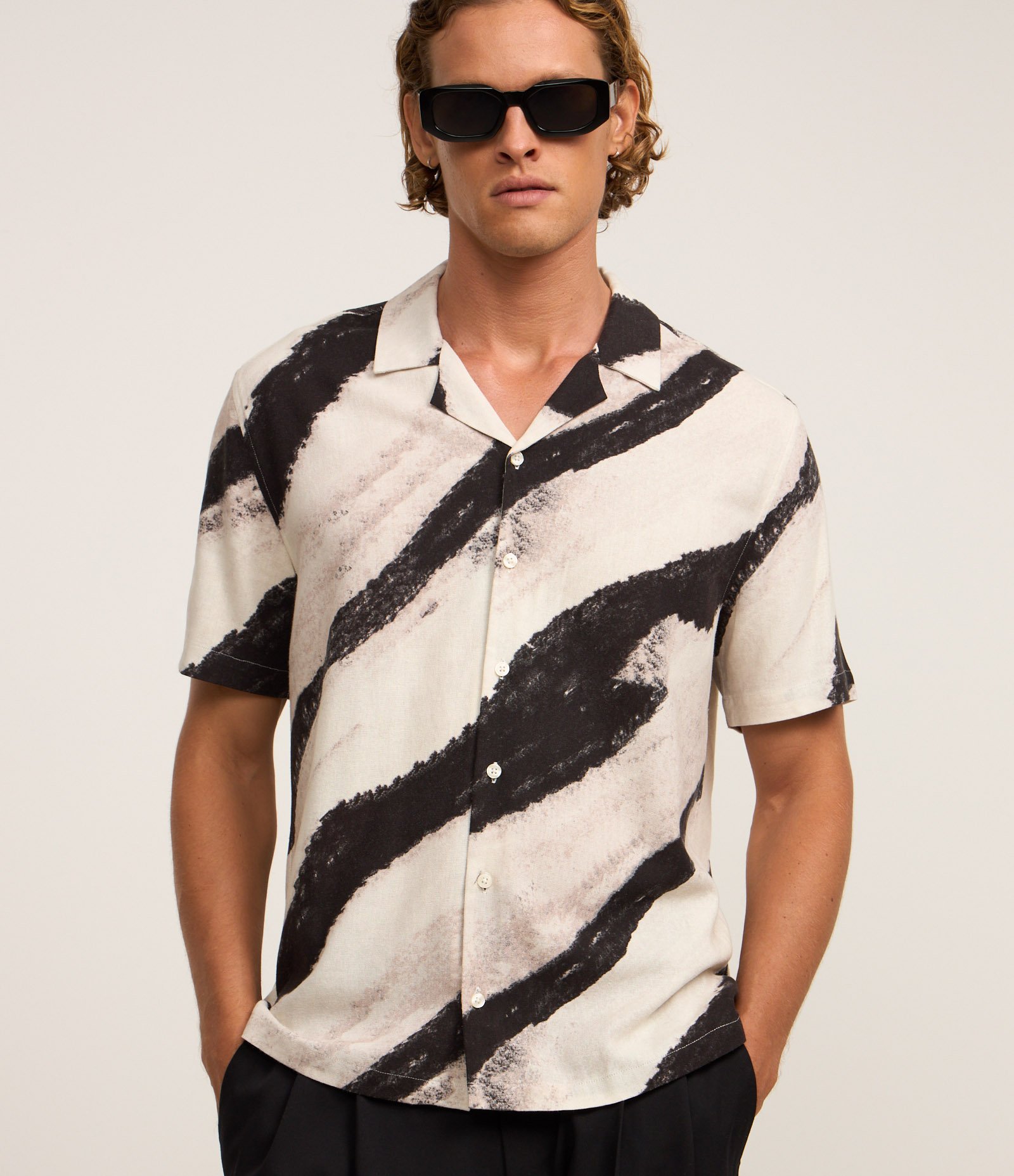 Camisa Boxy em Viscolinho com Textura e Estampa Abstrata Branco/Cinza/Preto 1