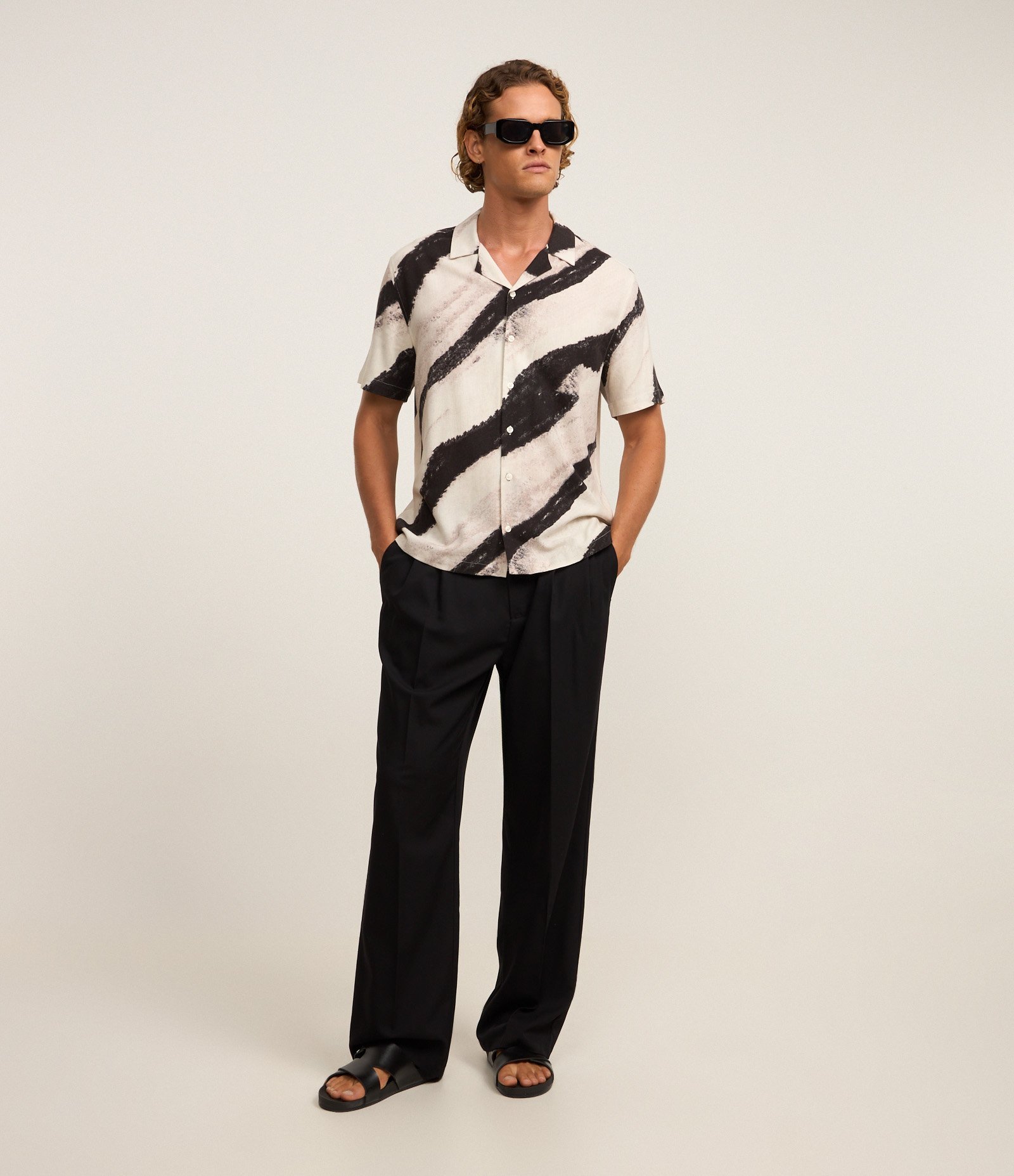 Camisa Boxy em Viscolinho com Textura e Estampa Abstrata Branco/Cinza/Preto 2