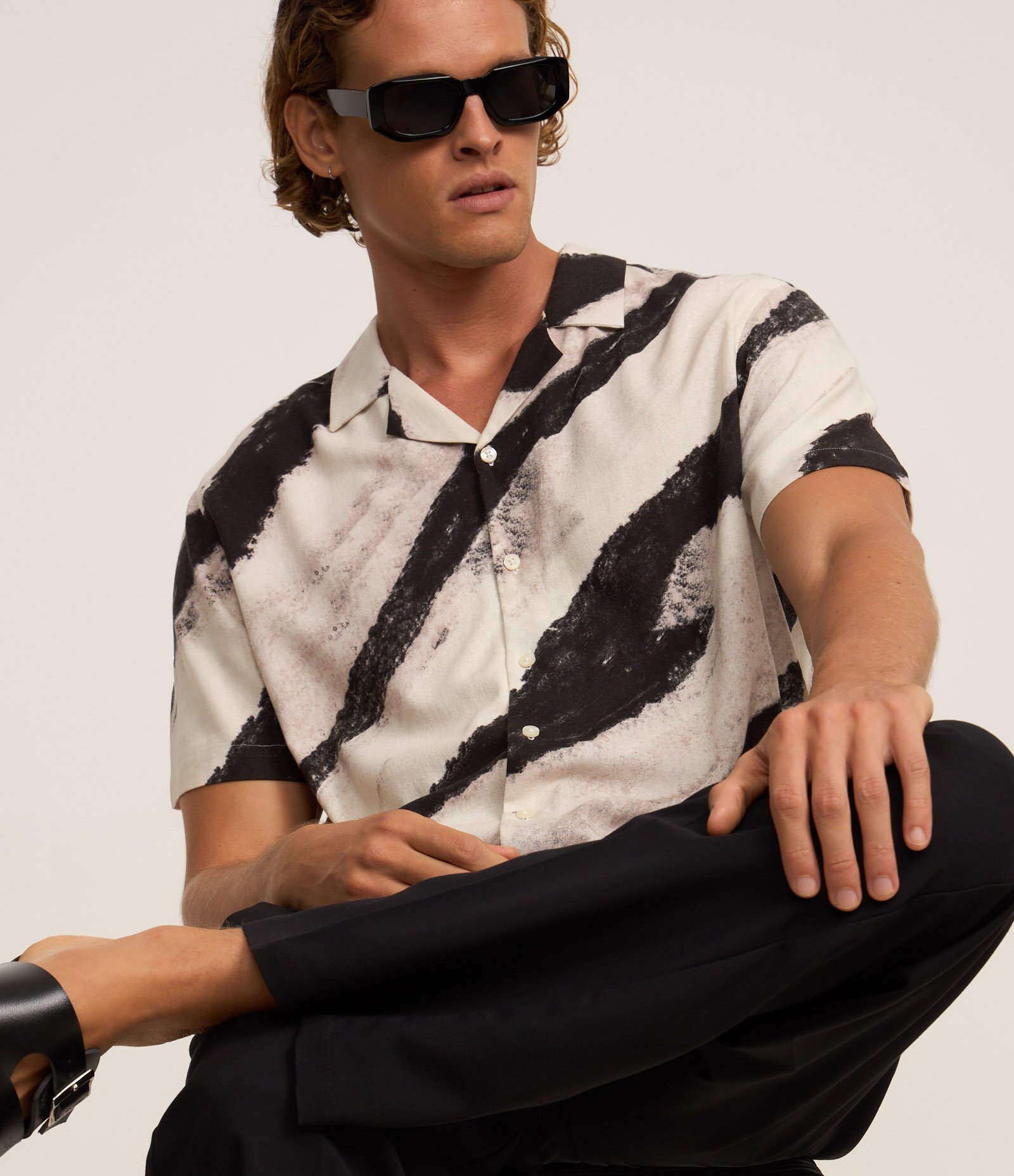 Camisa Boxy em Viscolinho com Textura e Estampa Abstrata Branco/Cinza/Preto 3